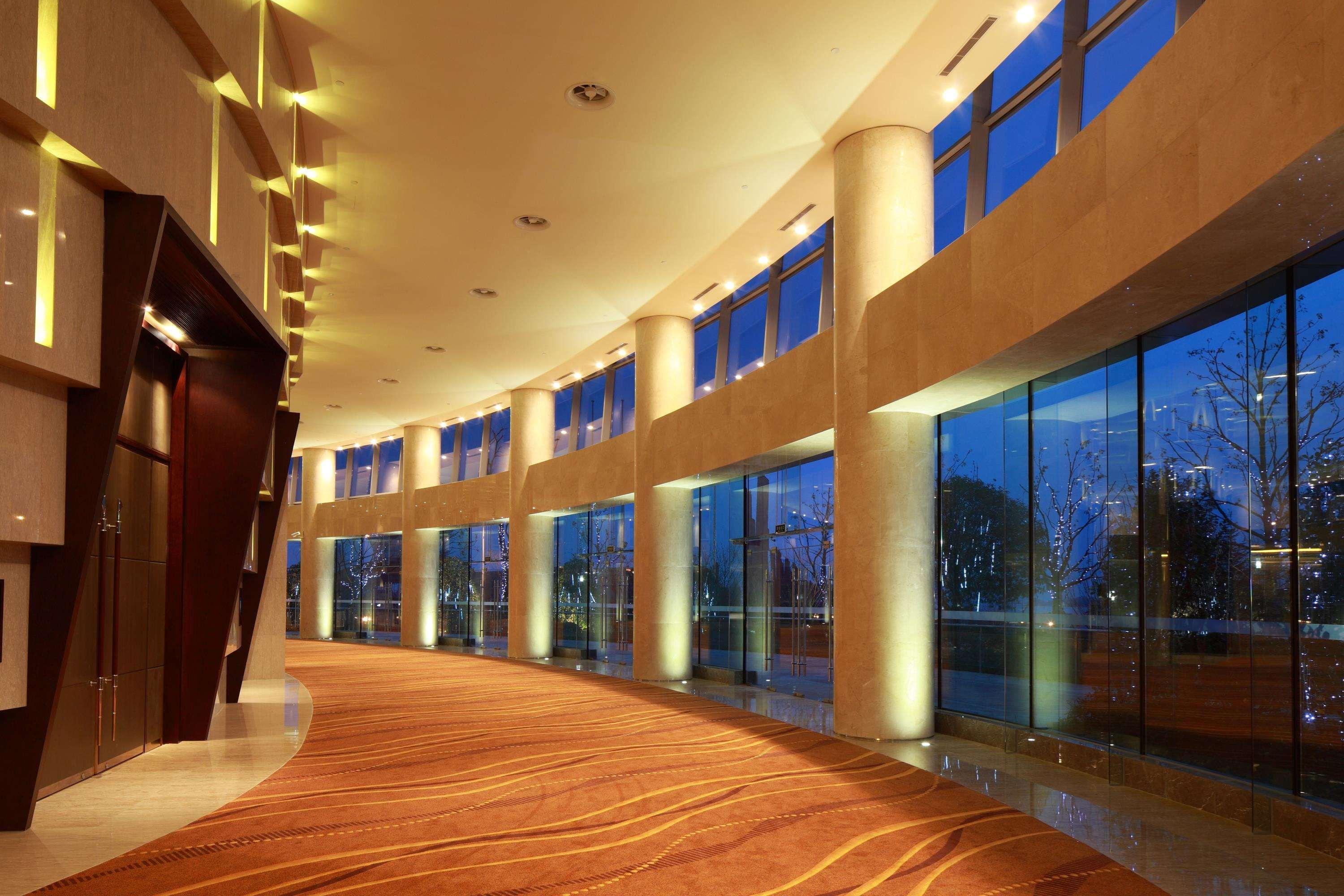 Hilton Nanjing Riverside Интерьер фото