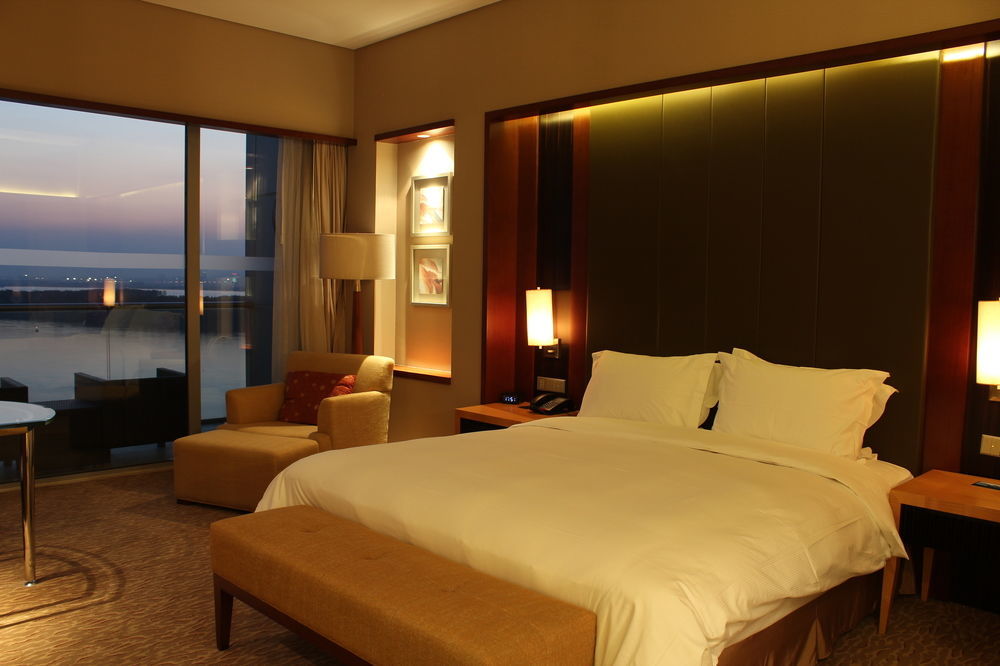 Hilton Nanjing Riverside Экстерьер фото
